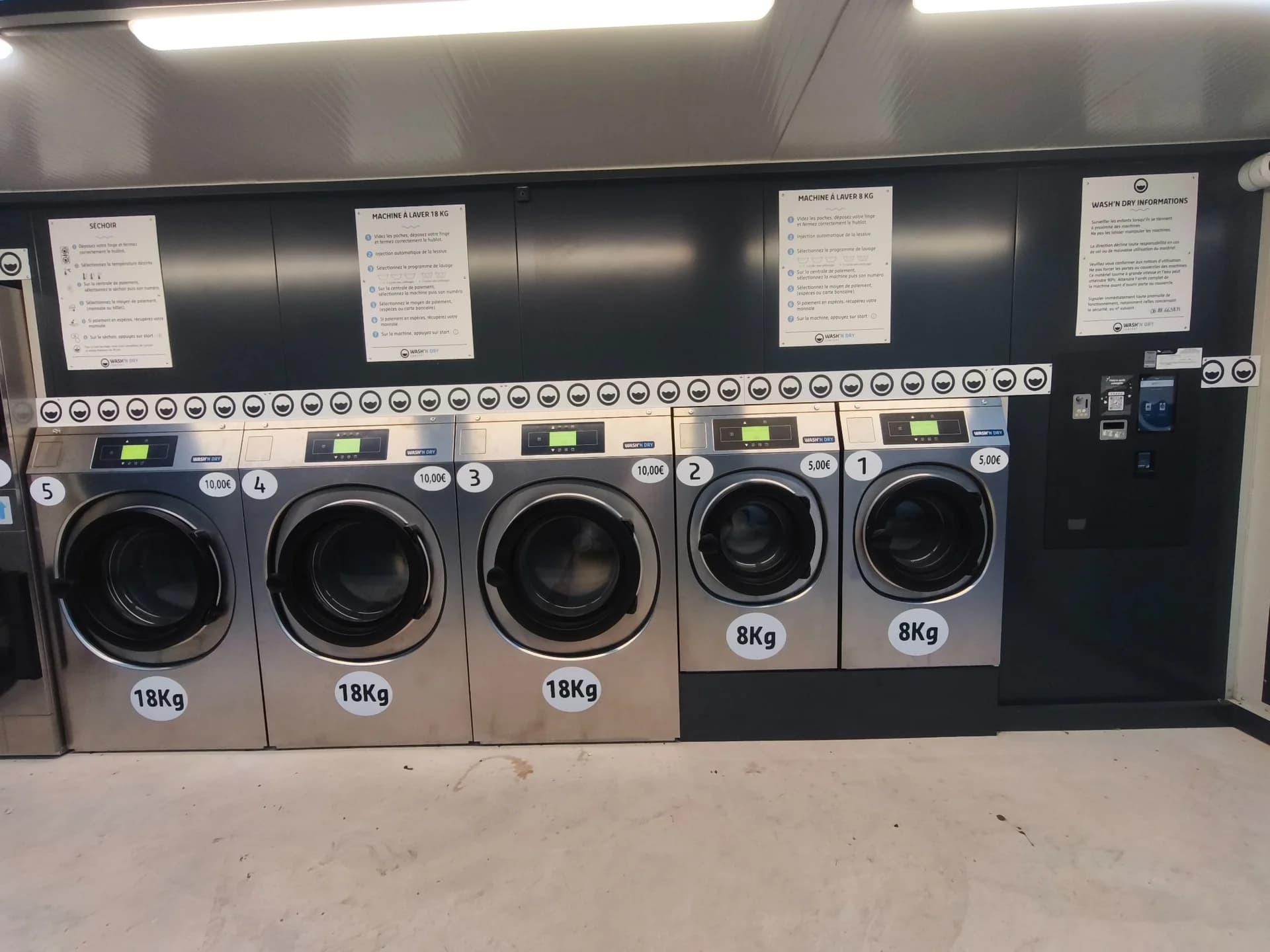 Vue d'ensemble des cinq lave-linge de la laverie Wash'n Dry Cynthieu